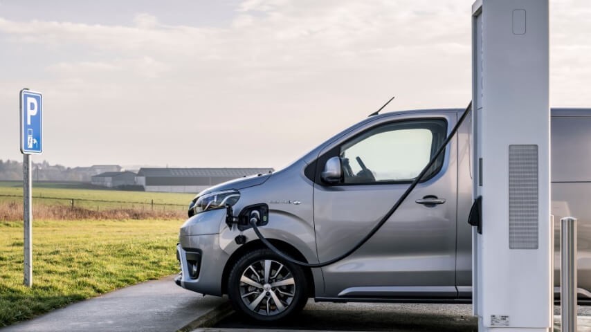 Ładowanie samochodu elektrycznego Toyota Proace